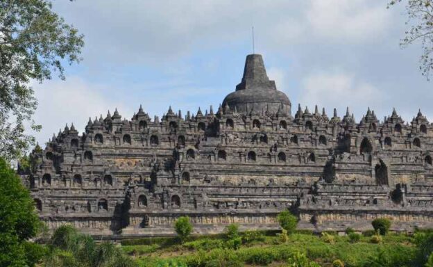 Liburan Keliling Indonesia atau Ke Luar Negeri?